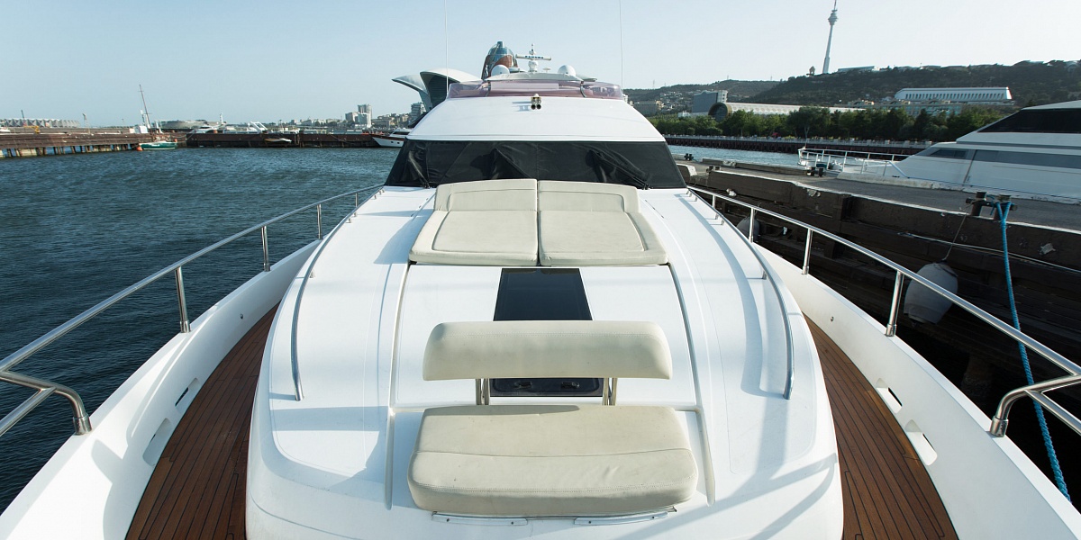 Продается моторная яхта PRINCESS 78 - лежаки на носу